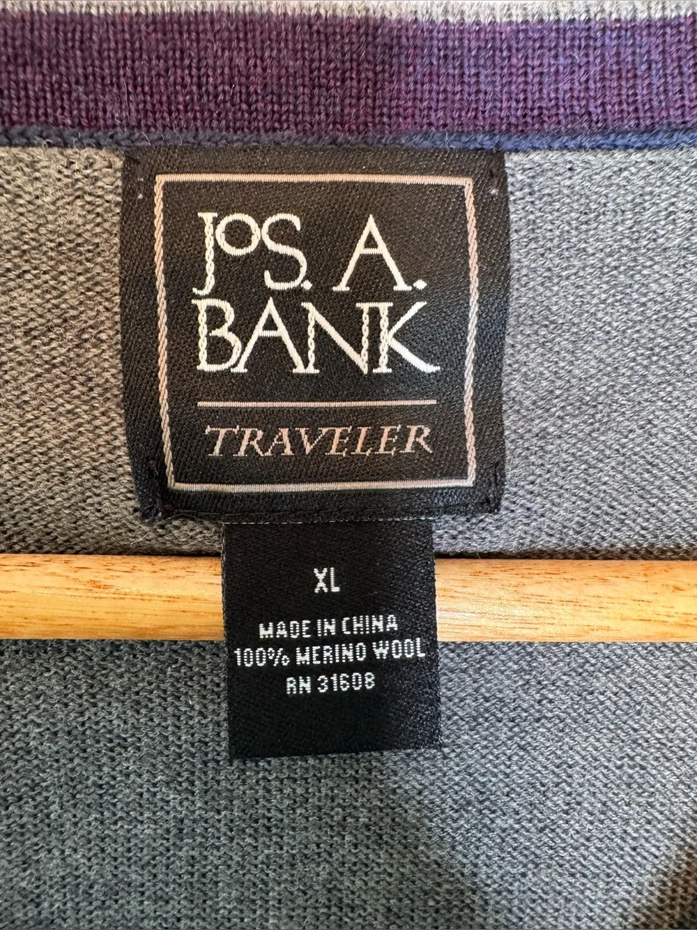 Jos. A Bank Traveler Men's Size XL Merino Wool Gray V-Neck Argyle Sweater Preppy